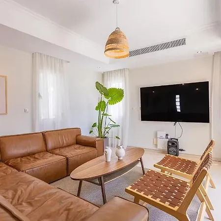Alloggio in famiglia Villa! Perfect Blend Of Style, Comfort And Relaxation !