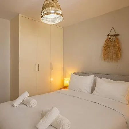 Gazde/Camere de închiriat Villa! Perfect Blend Of Style, Comfort And Relaxation !